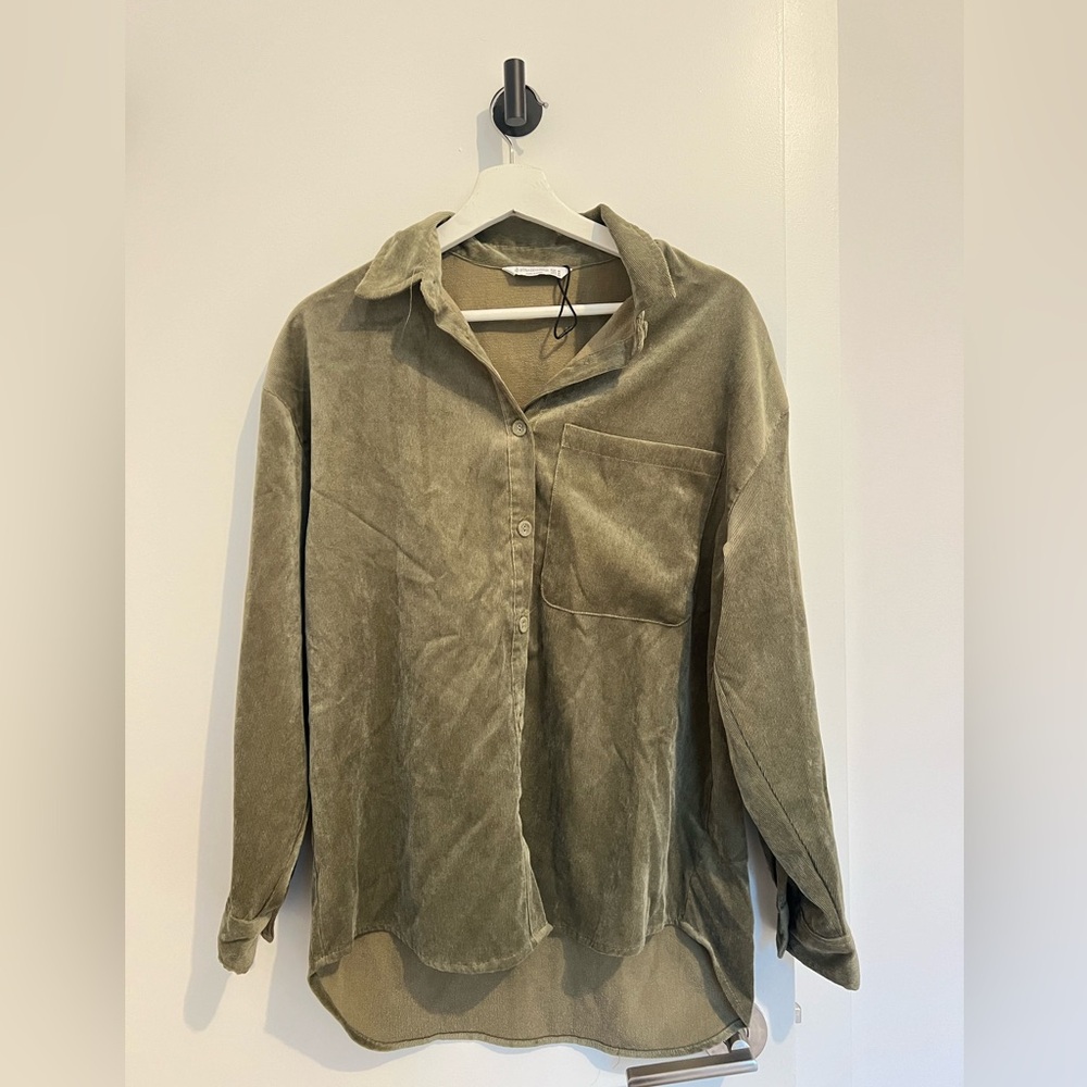 Green corduroy shirt with buttons and pocket. Worn once. Size M Stradivarius